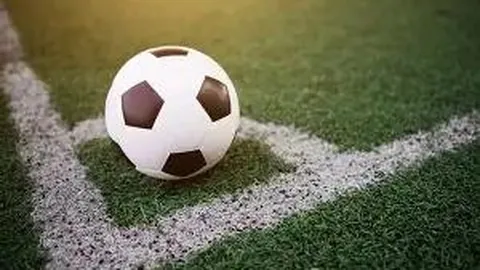 沈月恋情疑曝光，与长发男生共骑电瓶车牵手漫步街头