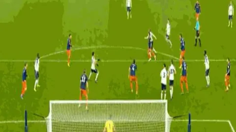 揭秘自由式滑雪创新技巧，央视新闻客户端邀您同行探险之旅